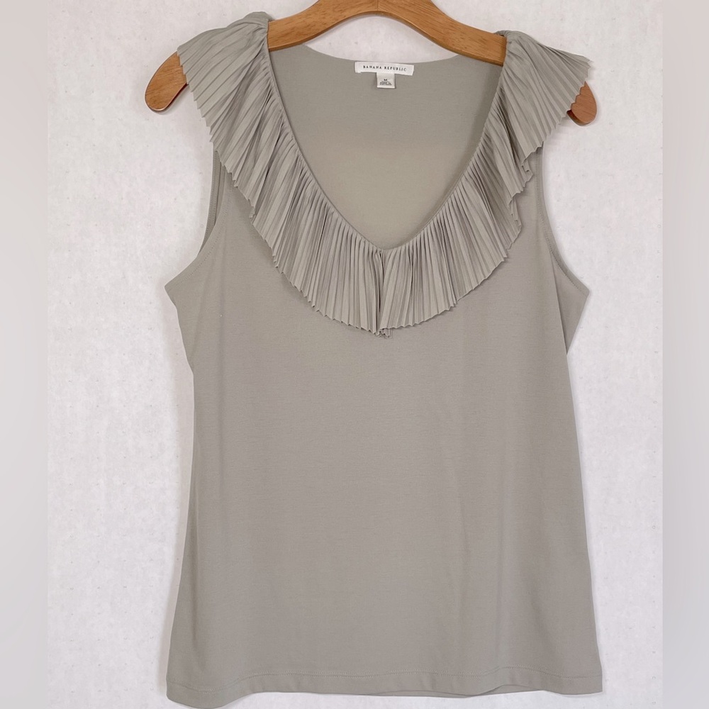 Sleeveless Ruffle V-neck, Size M